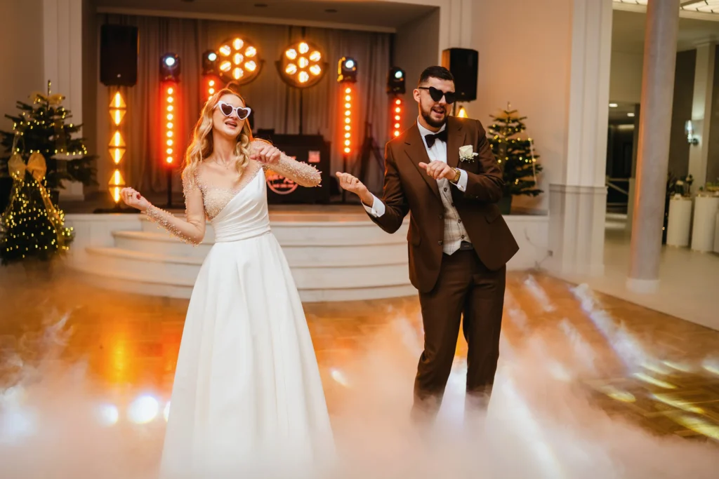 Szalony taniec pary młodej w ciężkim dymie